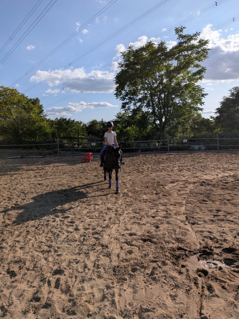 Kind beim Reiten auf einem Pony